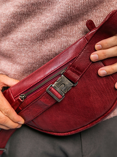 Сумка на пояс Dr. Koffer из натуральной кожи бордовая
