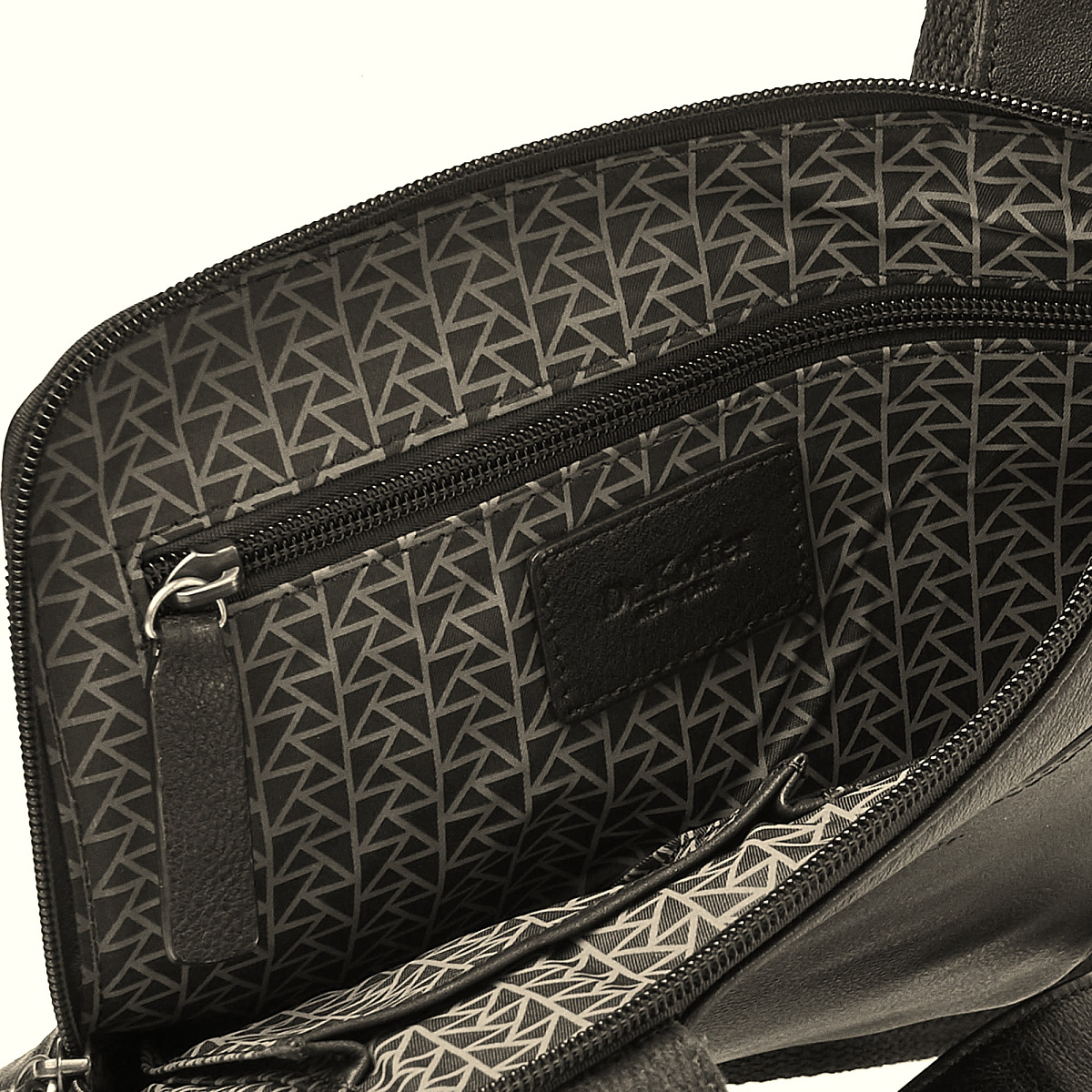 Сумка через плечо Dr.Koffer из натуральной кожи черная