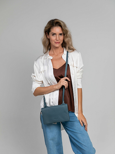 Сумка через плечо Dr.Koffer из натуральной кожи голубая