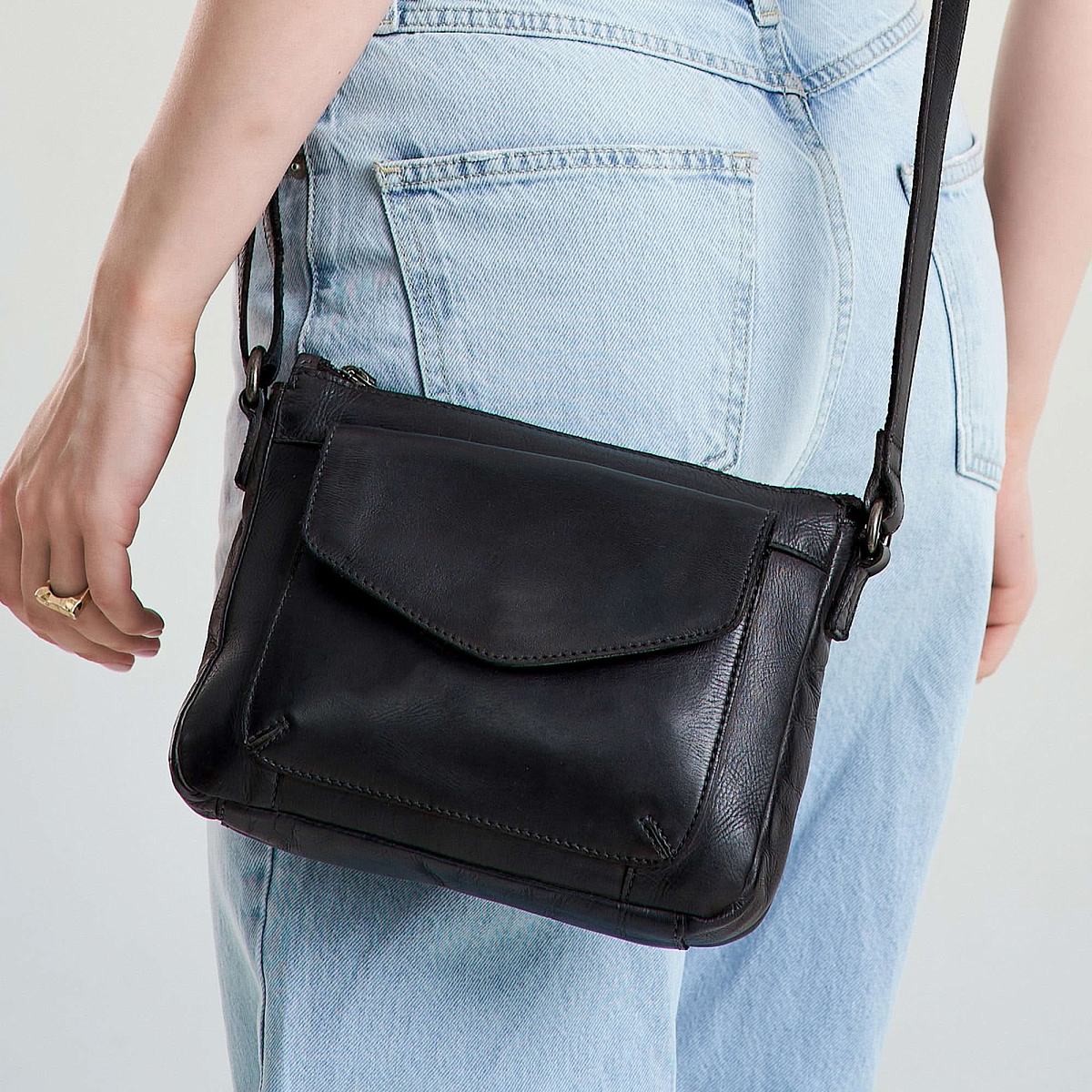 Сумка через плечо Dr.Koffer из натуральной кожи черная