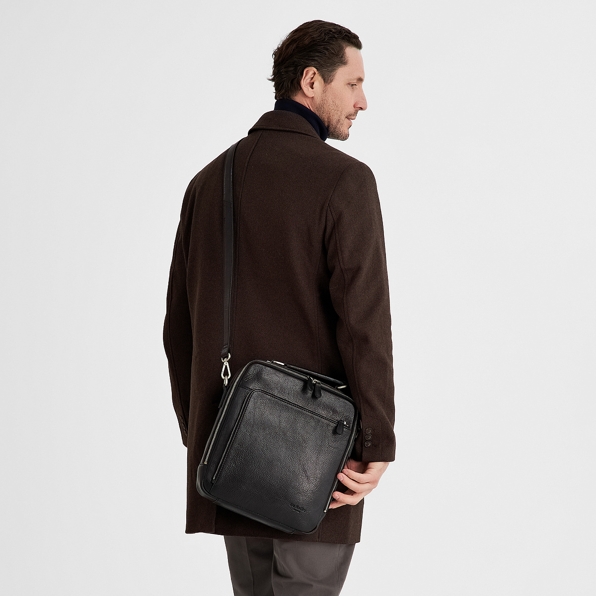 Сумка через плечо Dr.Koffer из натуральной кожи черная