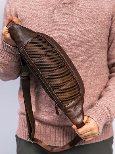 Сумка на пояс Dr. Koffer из натуральной кожи коричневая