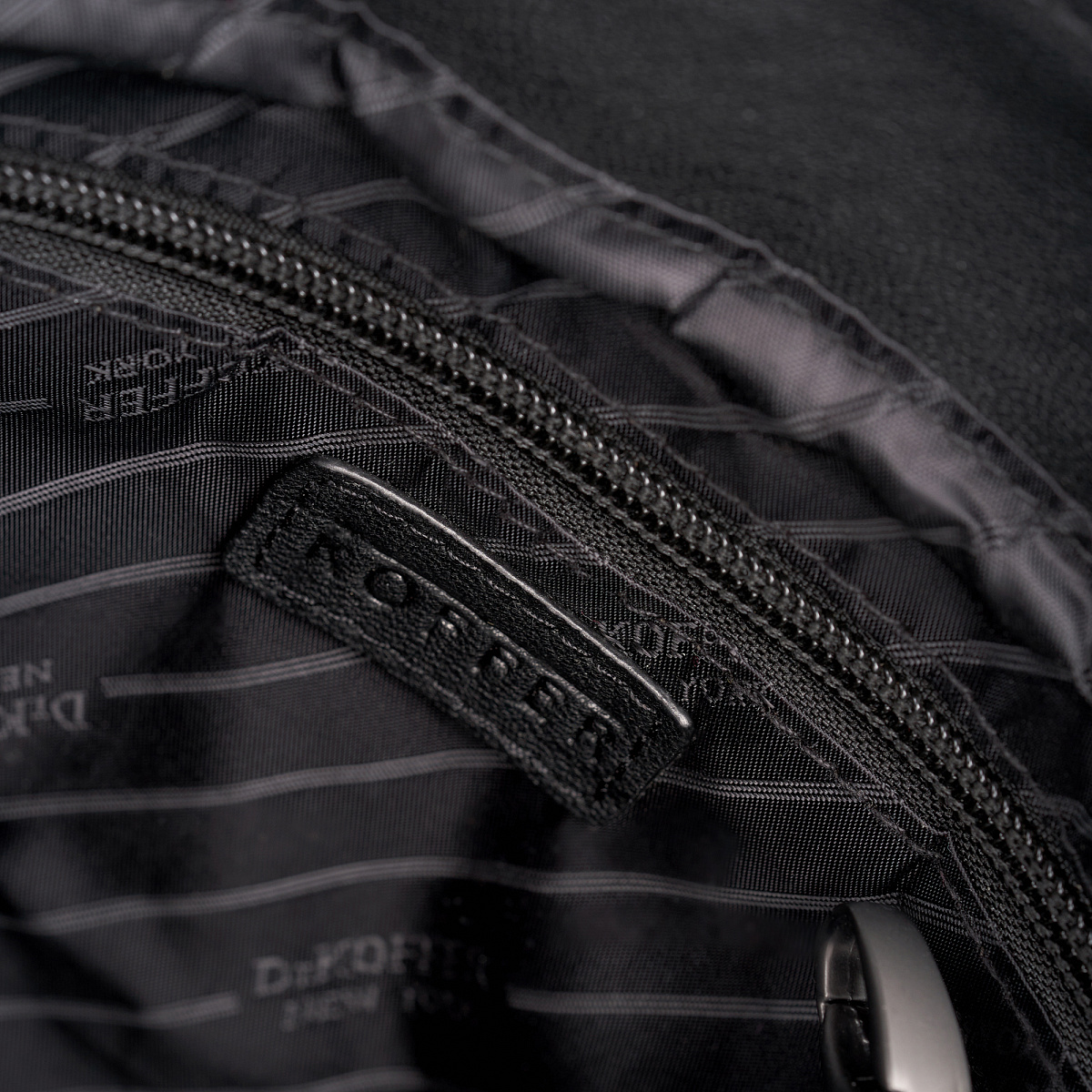 Сумка через плечо Dr.Koffer из натуральной кожи черная