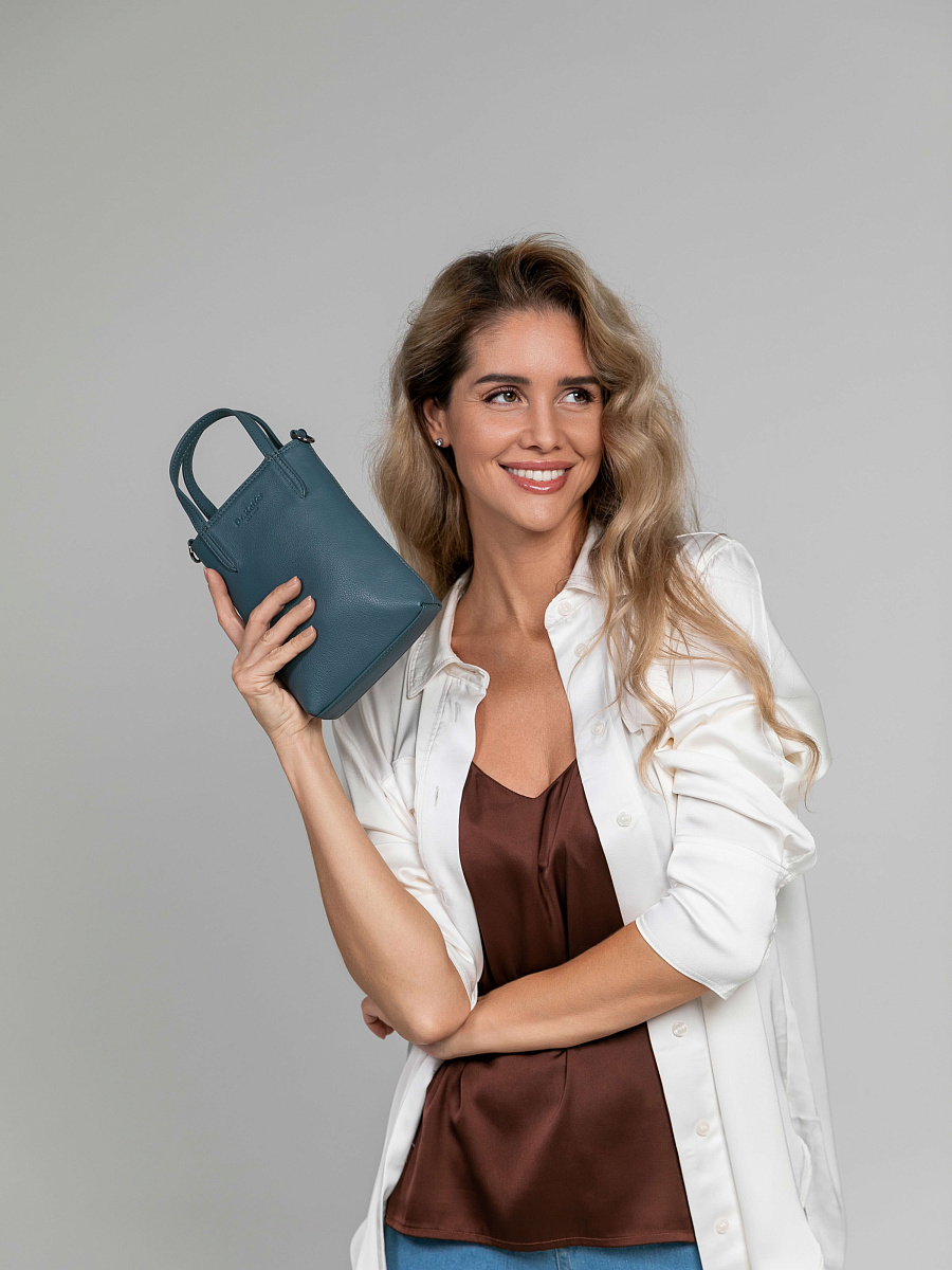 Сумка через плечо Dr.Koffer из натуральной кожи голубая