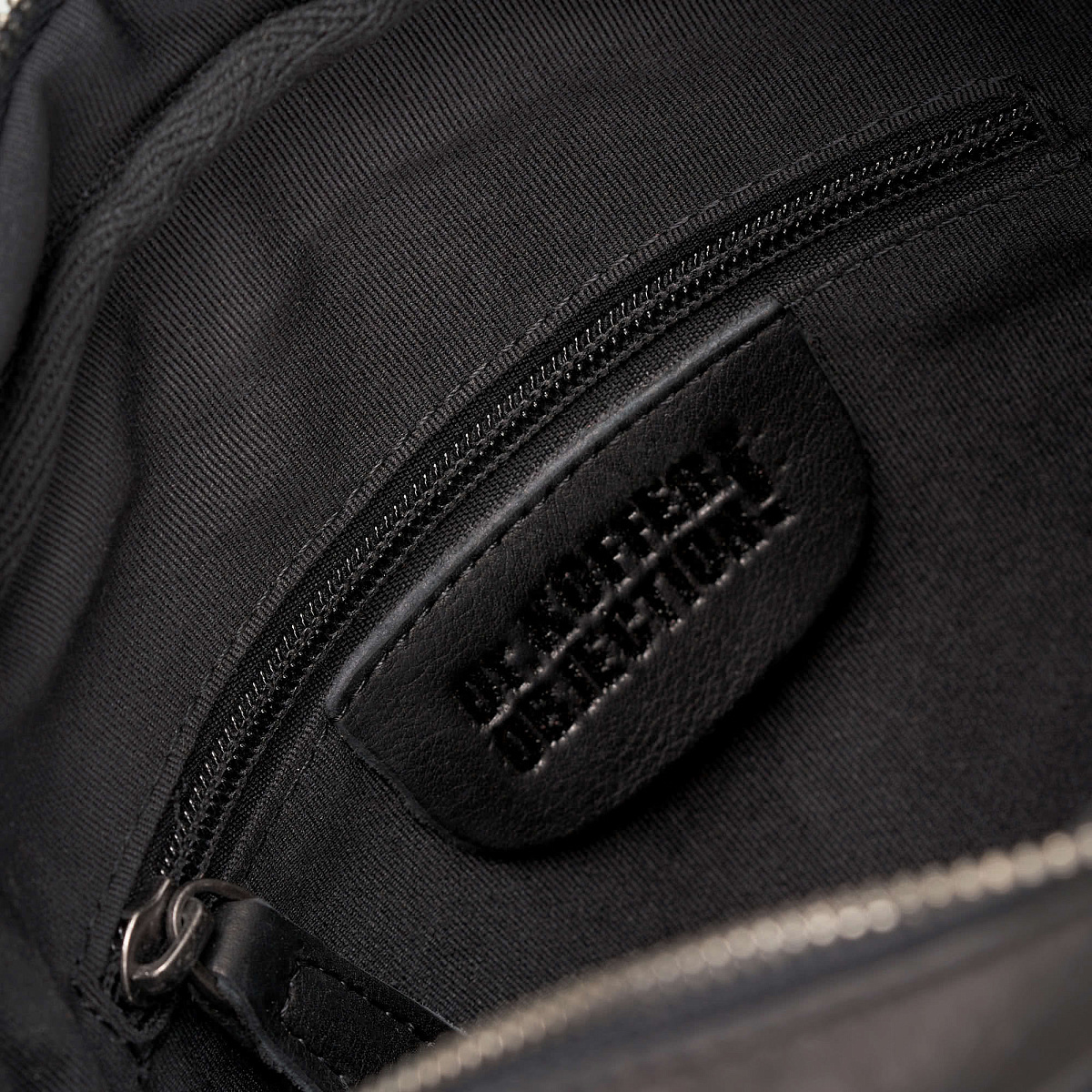 Сумка через плечо Dr.Koffer из натуральной кожи черная