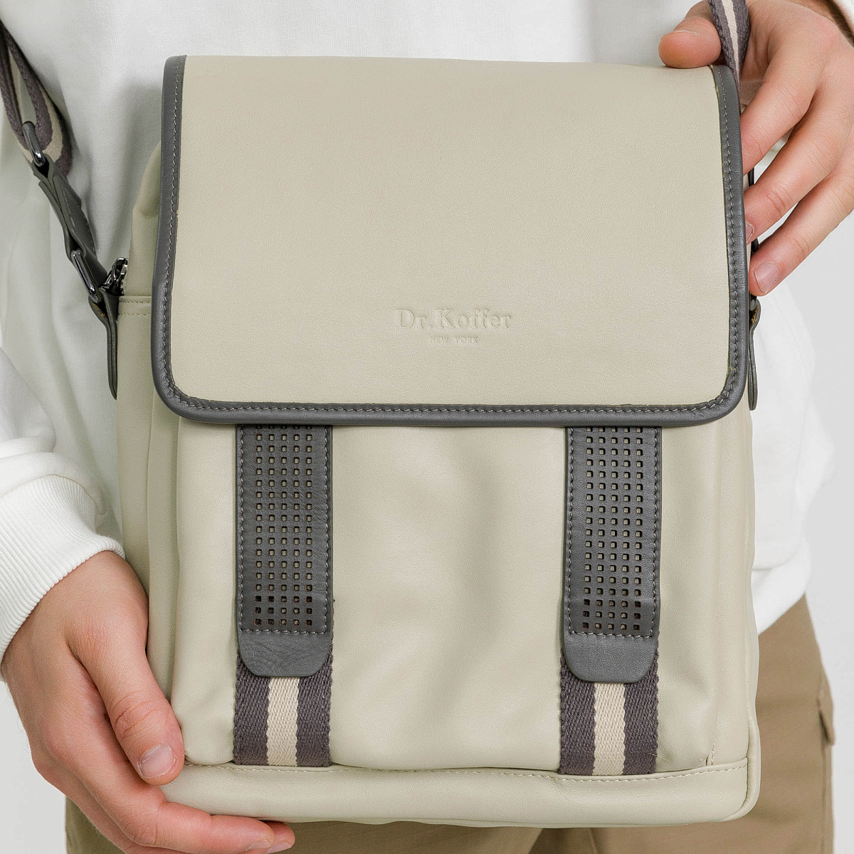 Сумка через плечо Dr.Koffer из натуральной кожи бежевая