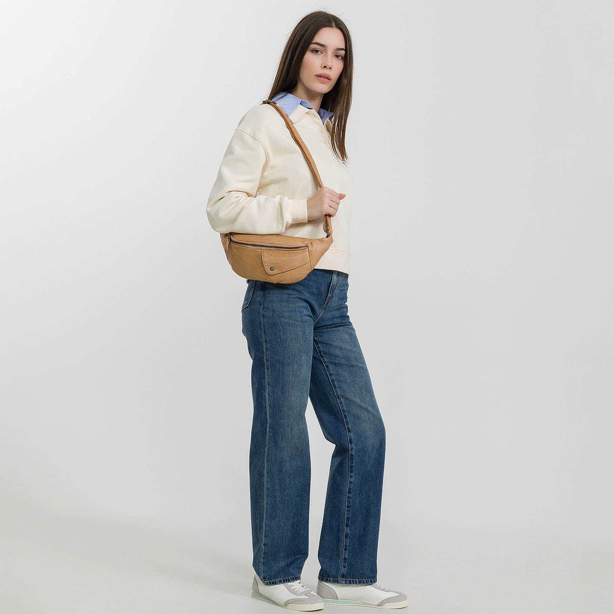 Сумка на пояс Dr. Koffer из натуральной кожи белая