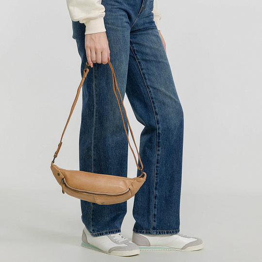 Сумка на пояс Dr. Koffer из натуральной кожи белая