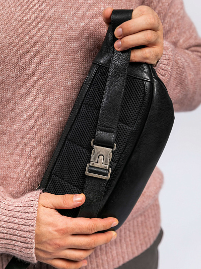 Сумка на пояс Dr. Koffer из натуральной кожи черная