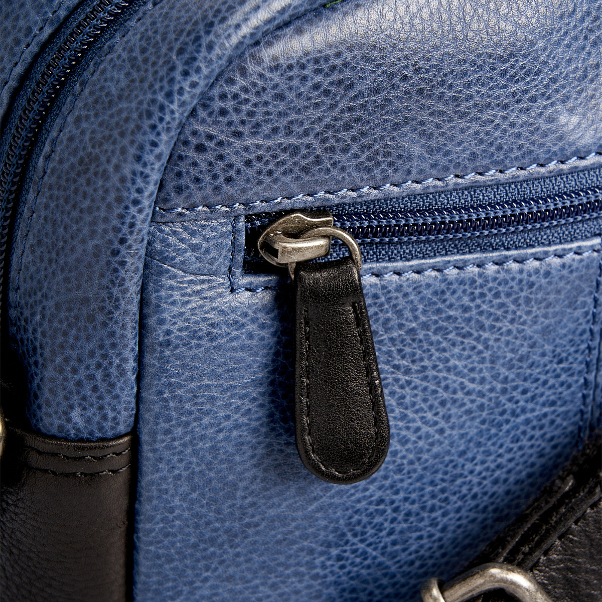 Сумка через плечо Dr.Koffer из натуральной кожи синяя