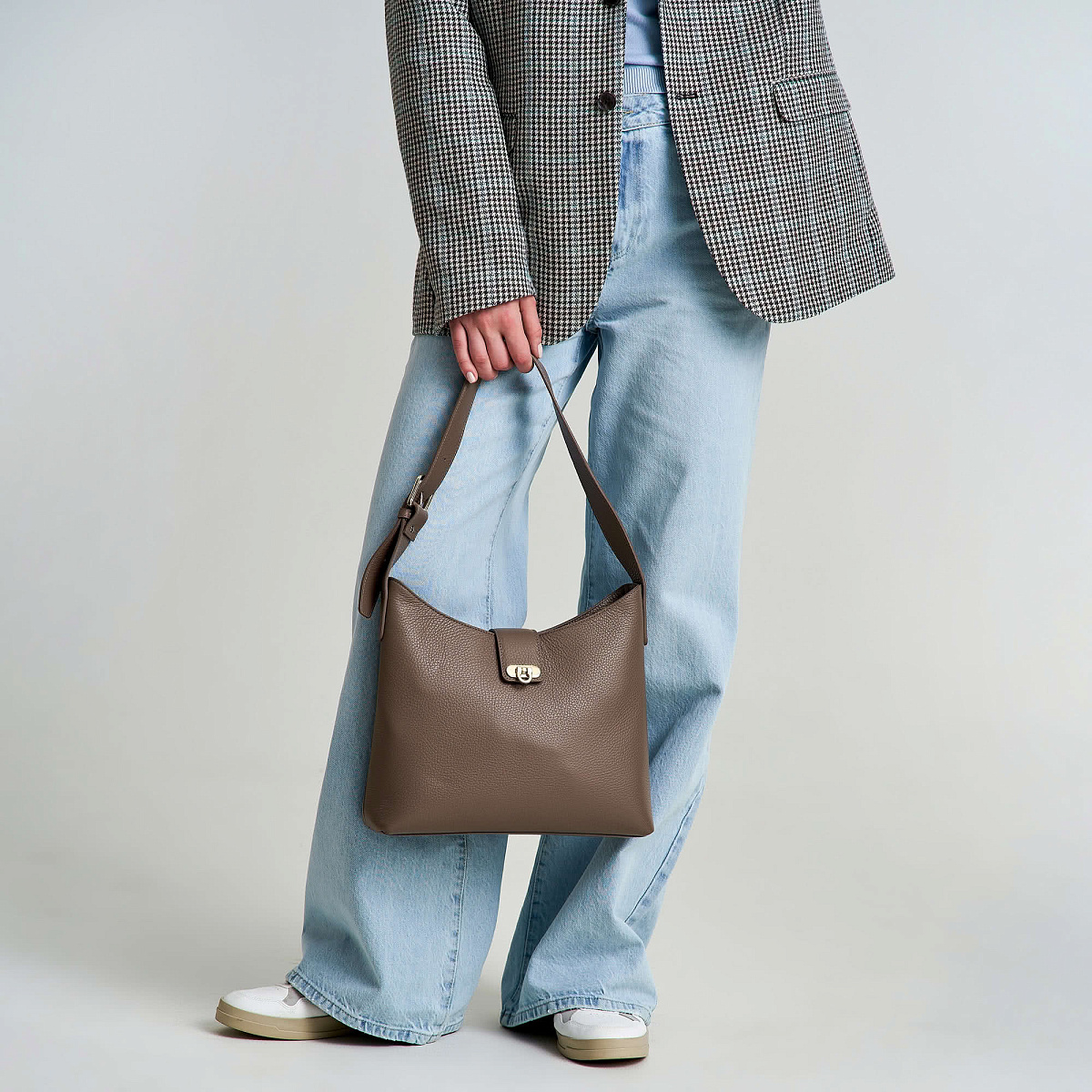 Женская сумка  Dr. Koffer из натуральной кожи бежевая