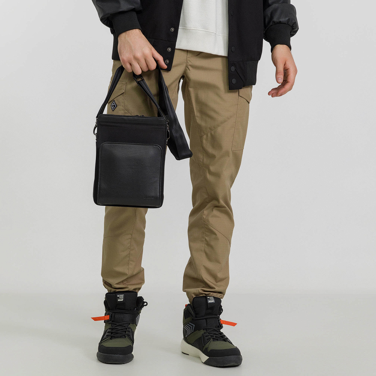 Сумка через плечо Dr.Koffer из натуральной кожи черная