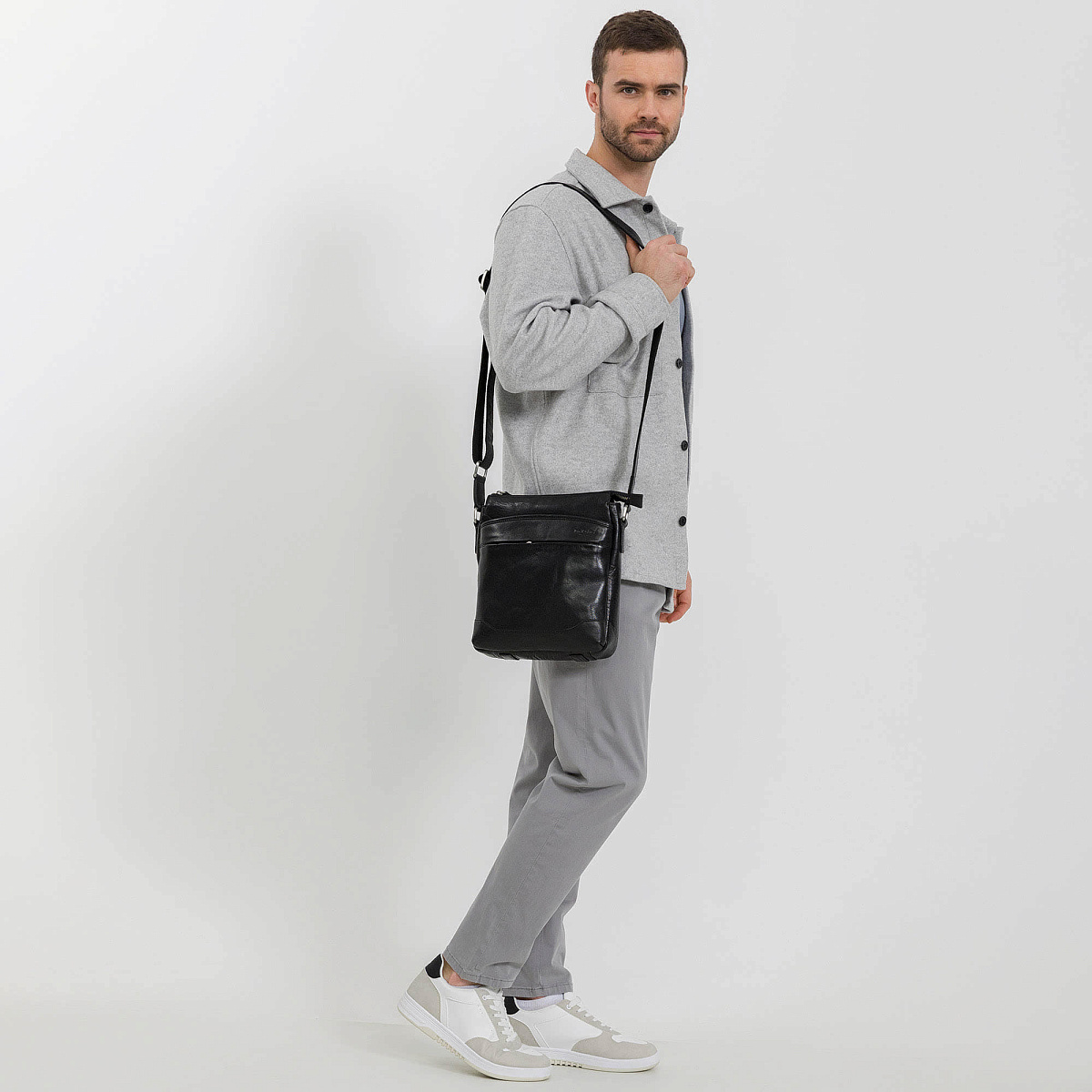 Сумка через плечо Dr.Koffer из натуральной кожи черная