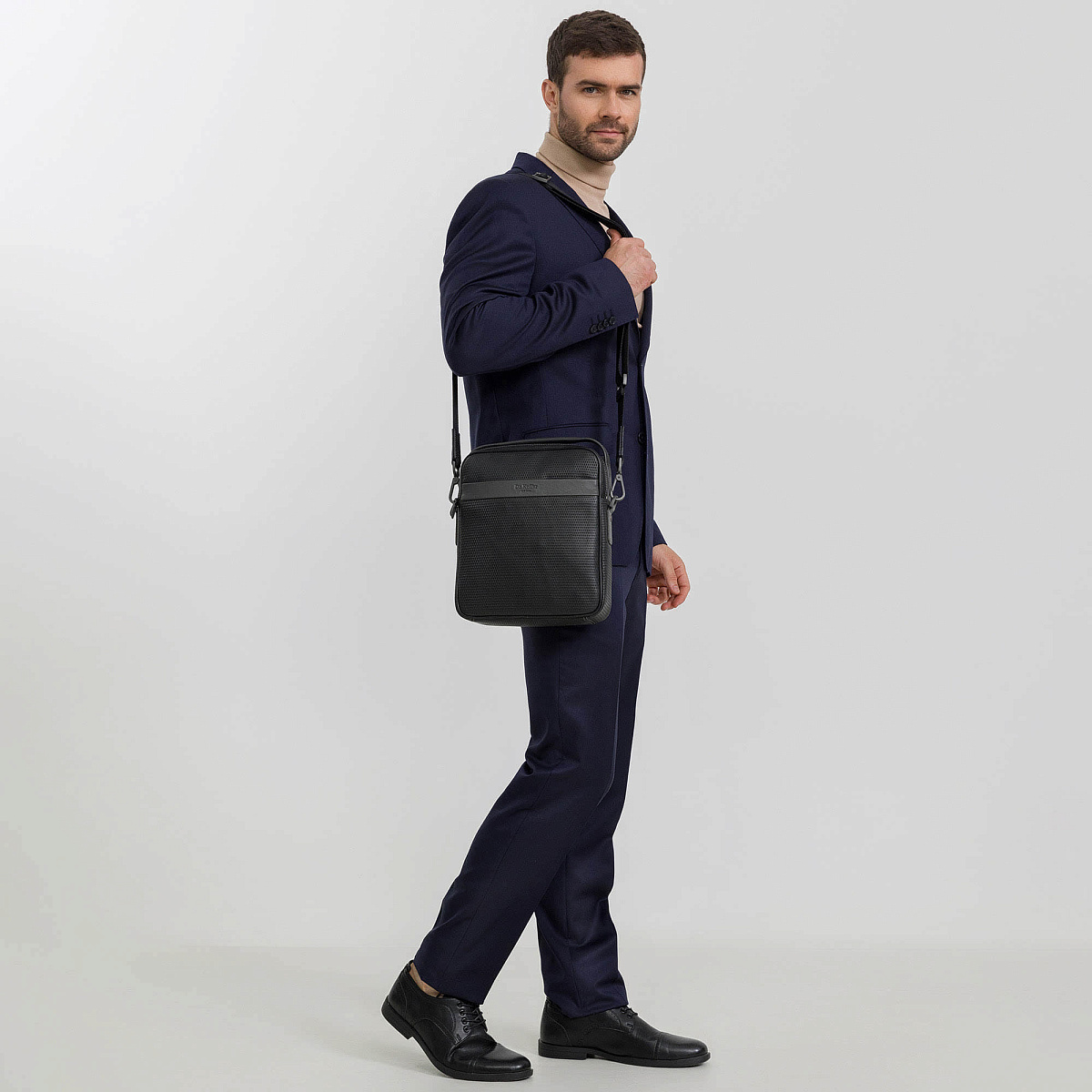 Сумка через плечо Dr.Koffer из натуральной кожи черная