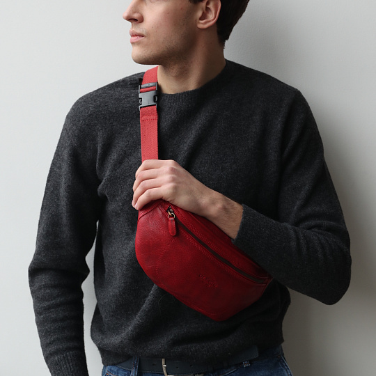 Сумка на пояс Dr. Koffer из натуральной кожи красная