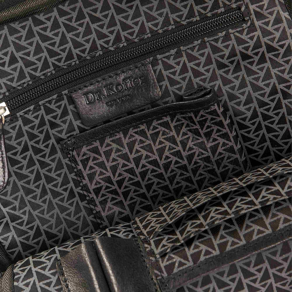 Сумка через плечо Dr.Koffer из натуральной кожи черная