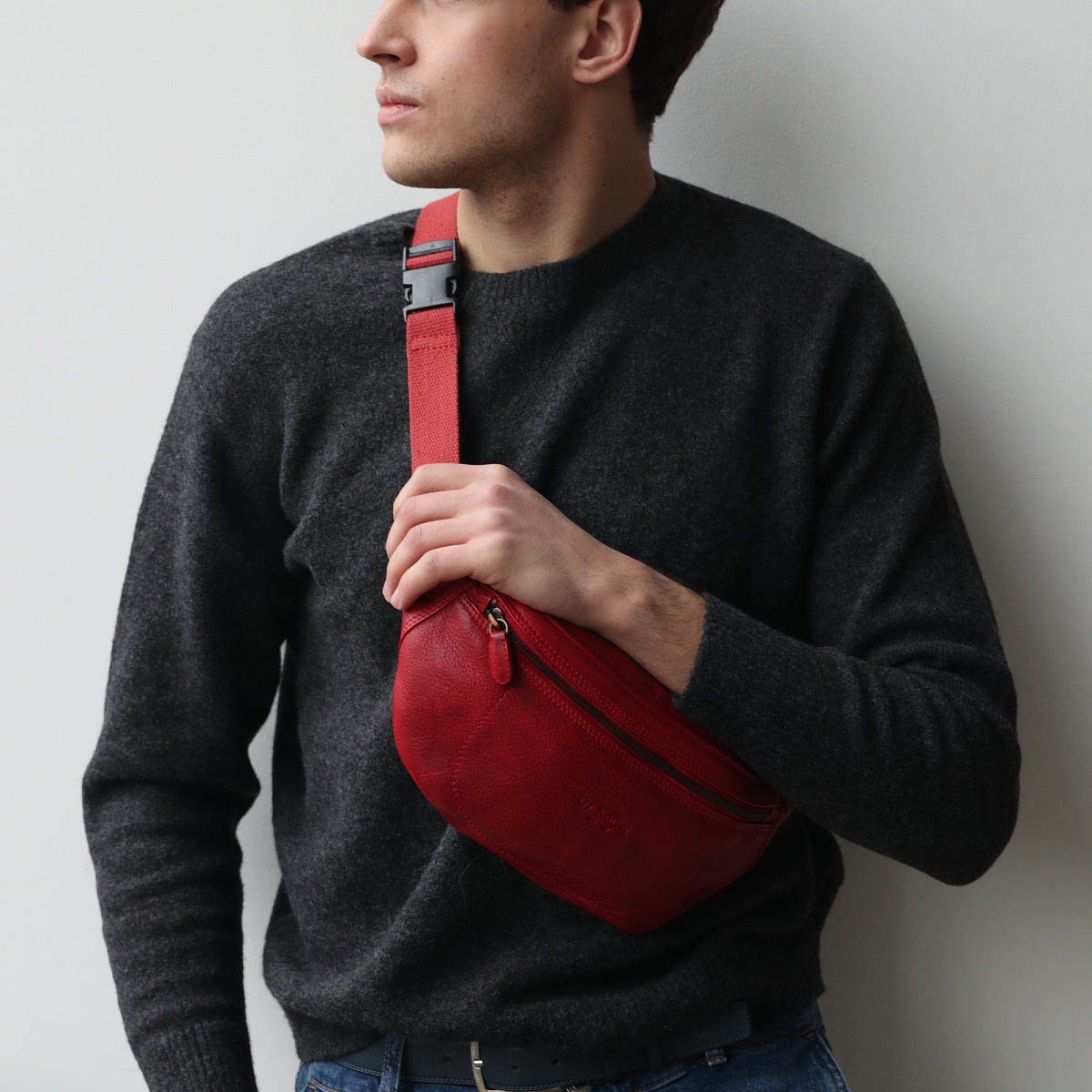 Сумка на пояс Dr. Koffer из натуральной кожи красная