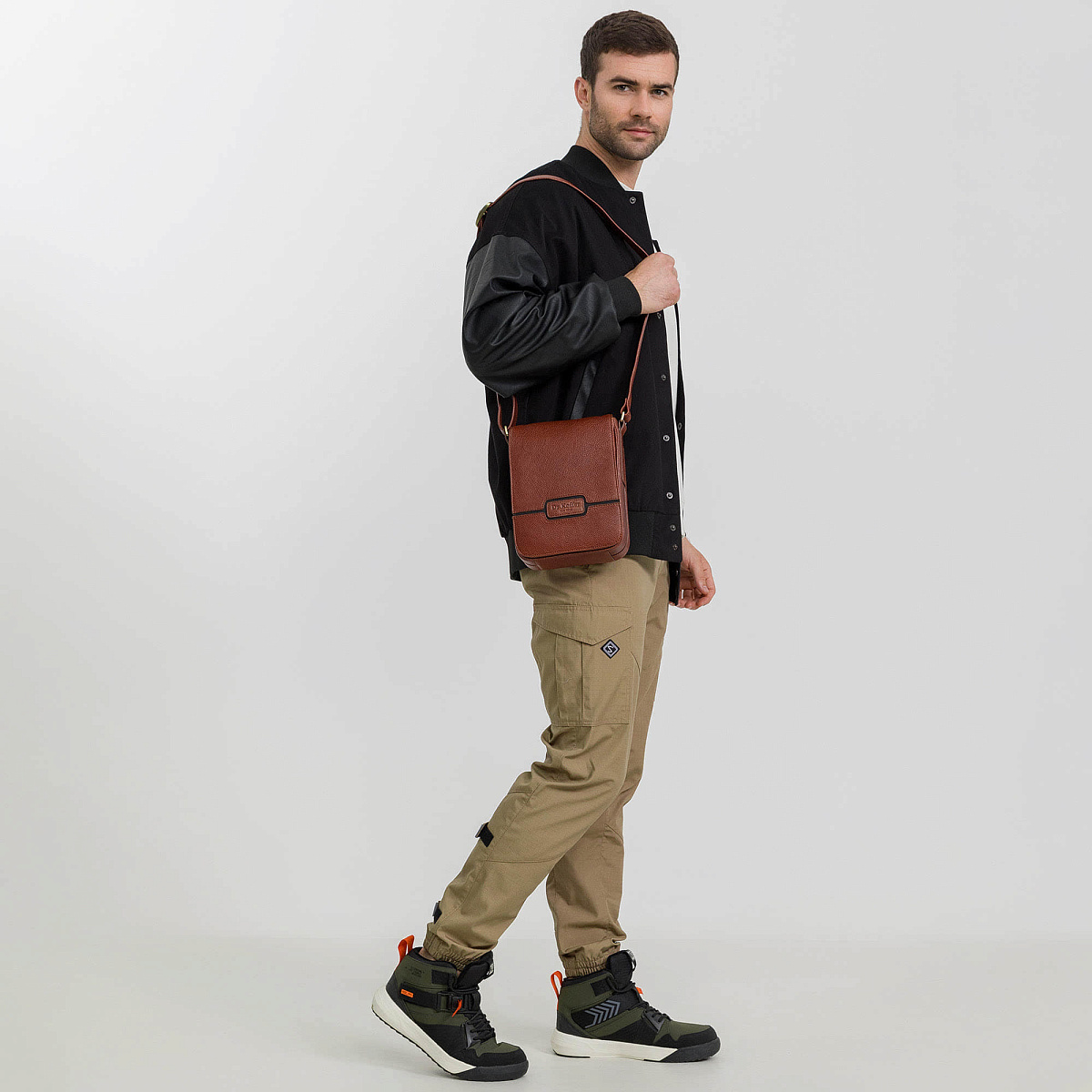 Сумка через плечо Dr.Koffer из натуральной кожи коричневая