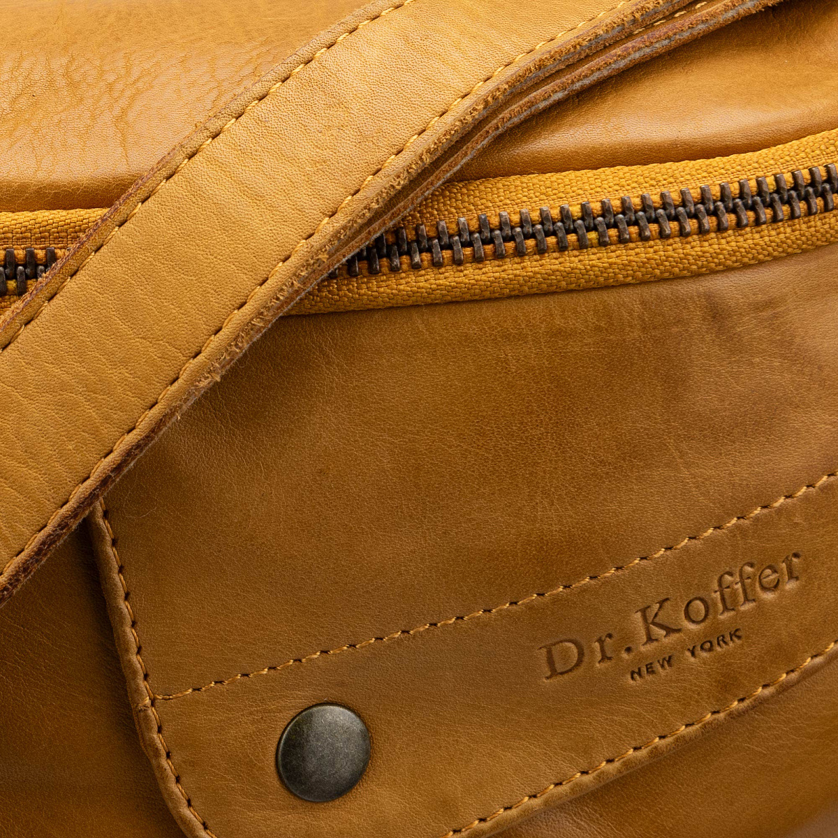 Сумка на пояс Dr. Koffer из натуральной кожи желтая