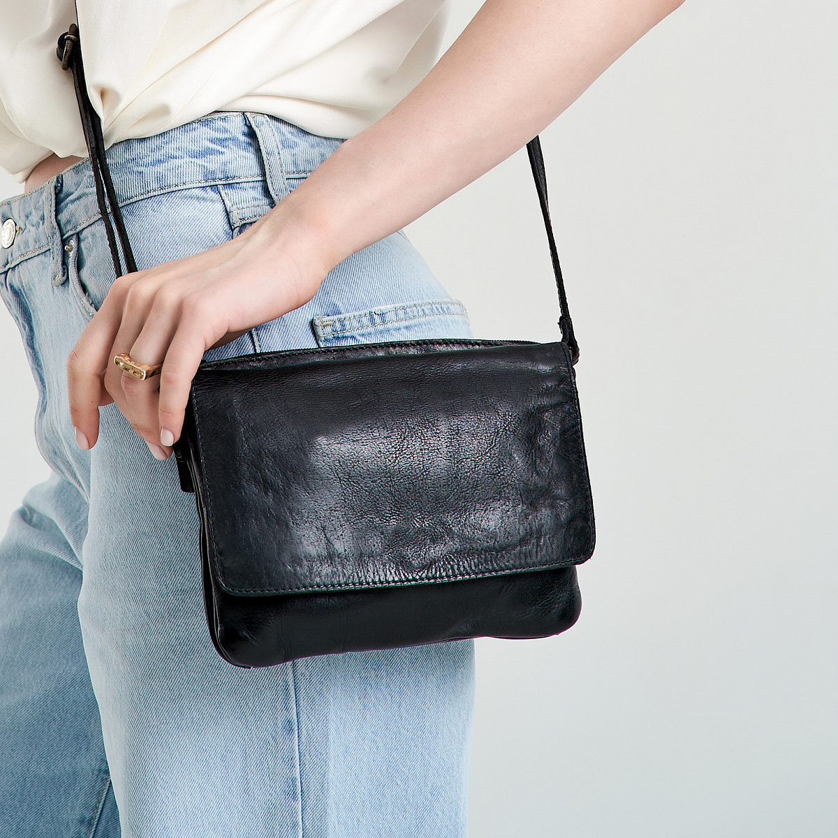 Сумка через плечо Dr.Koffer из натуральной кожи серая