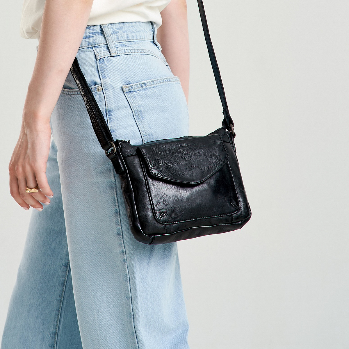 Сумка через плечо Dr.Koffer из натуральной кожи черная