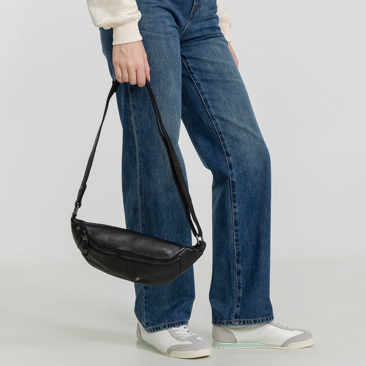 Сумка на пояс Dr. Koffer из натуральной кожи черная