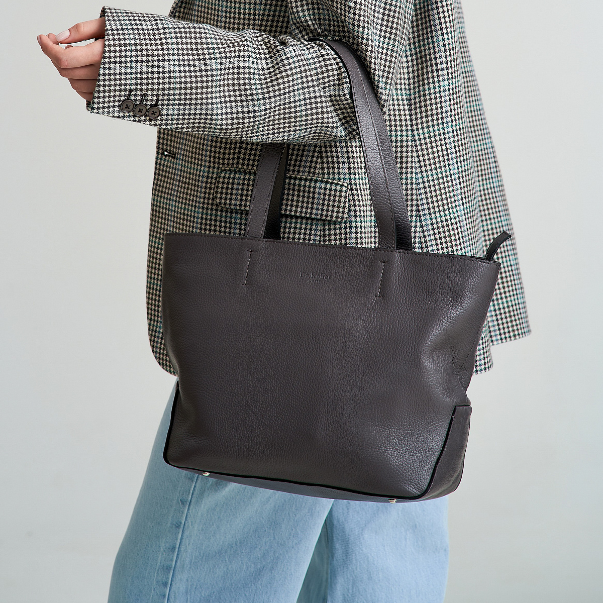 Женская сумка Dr. Koffer из натуральной кожи серая