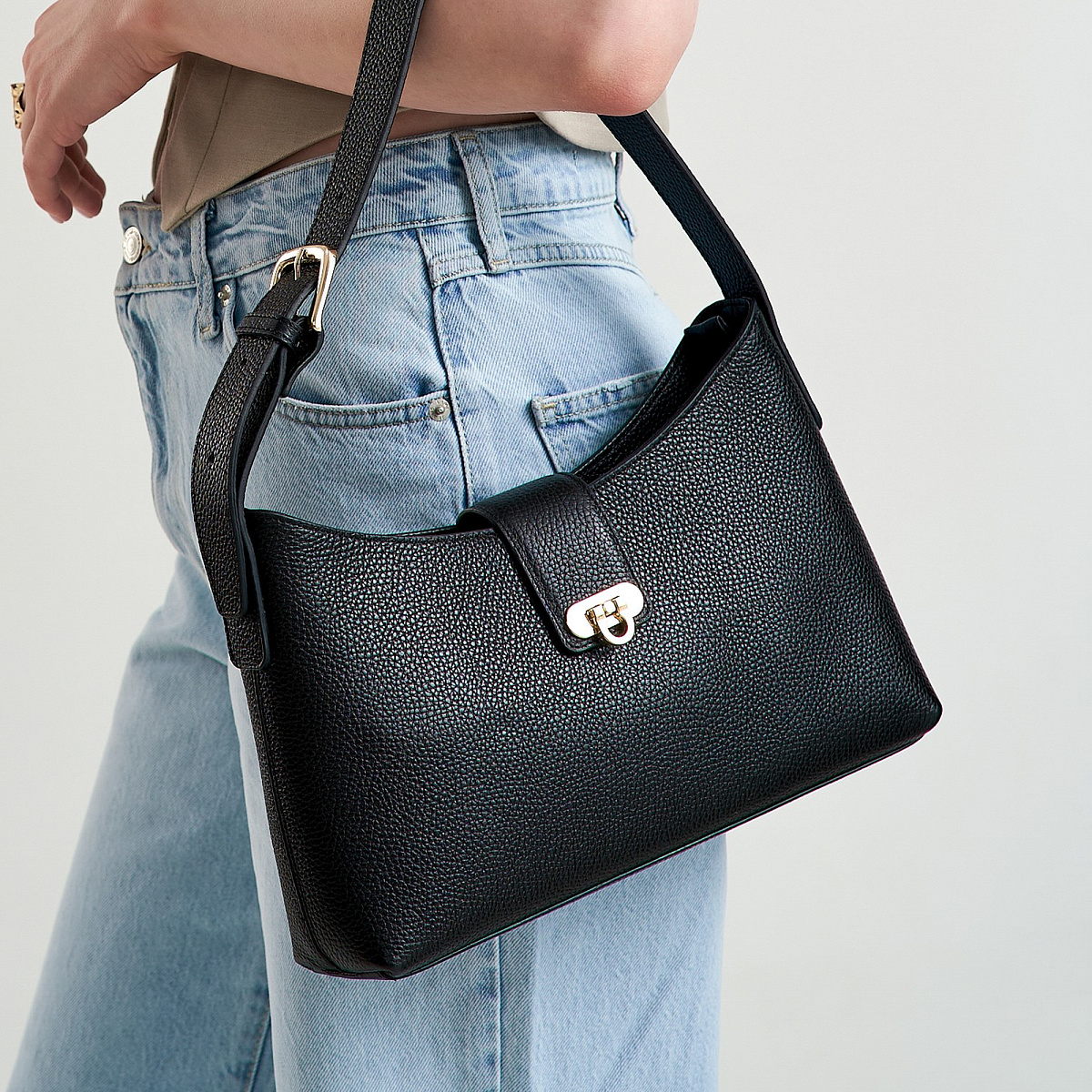 Женская сумка Dr. Koffer из натуральной кожи черная