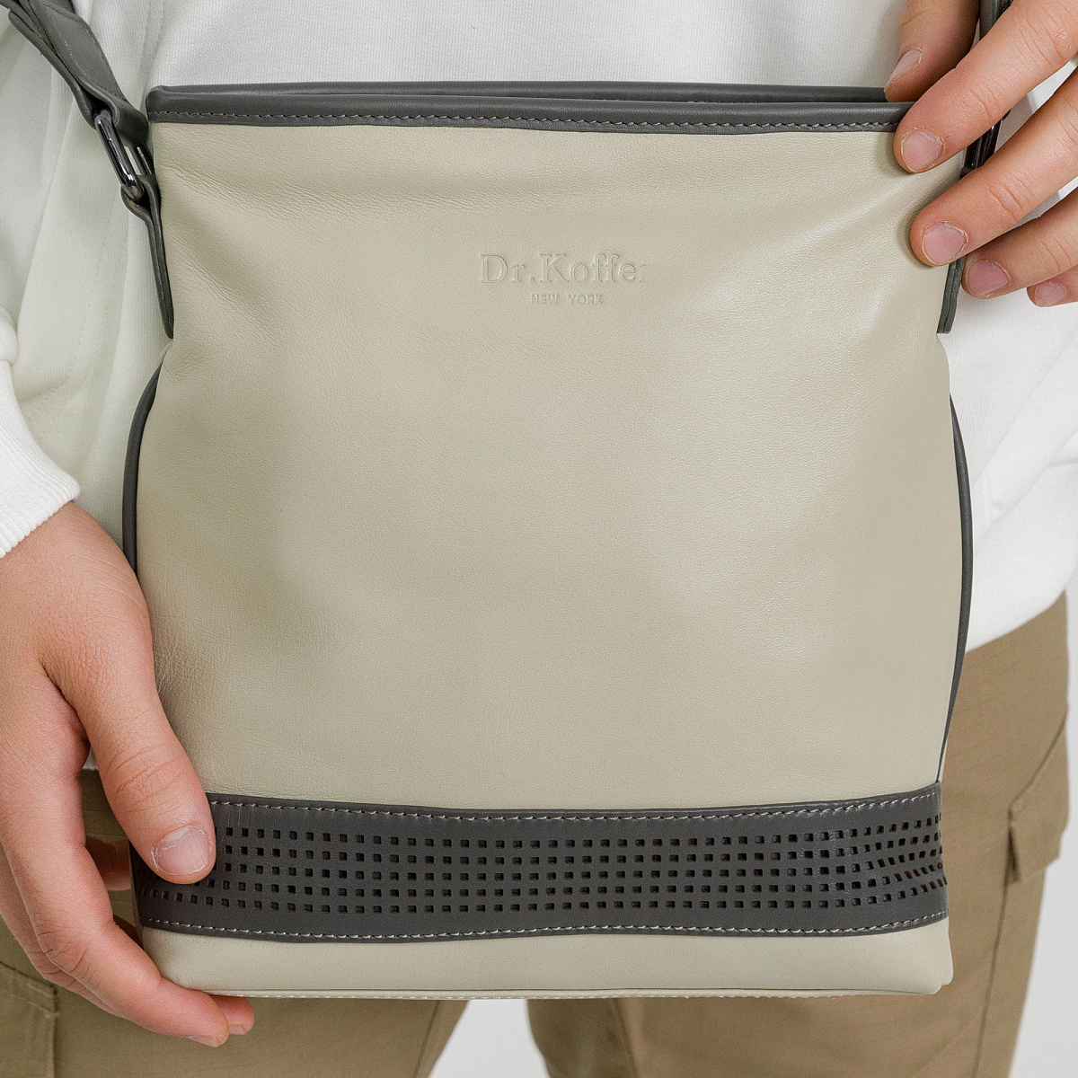 Сумка через плечо Dr.Koffer из натуральной кожи бежевая