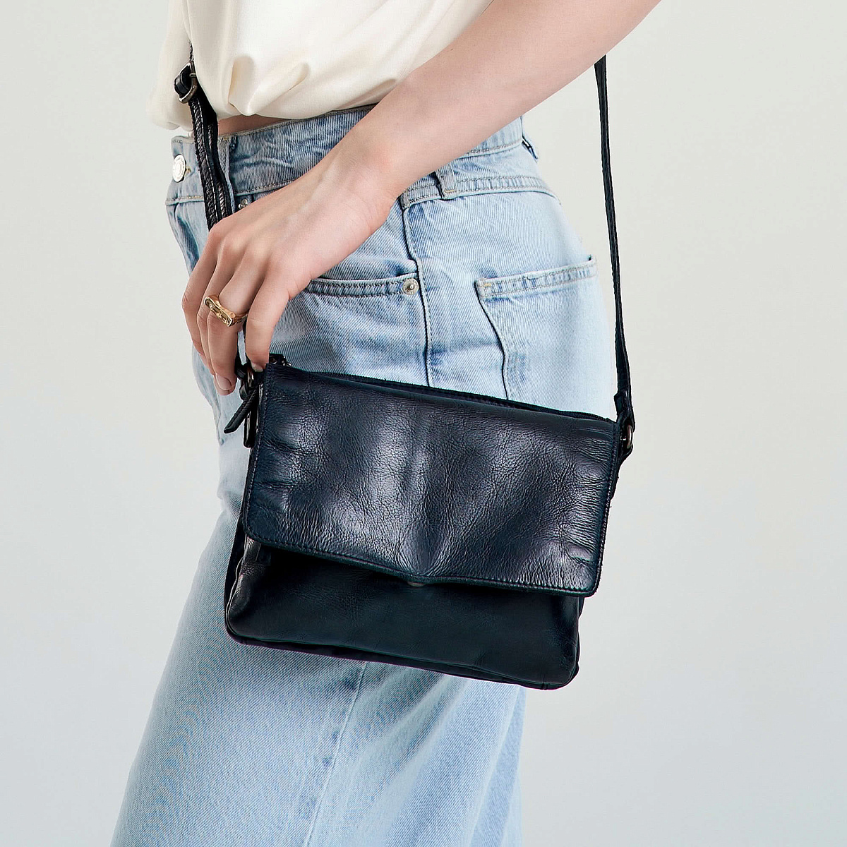 Сумка через плечо Dr.Koffer из натуральной кожи синяя