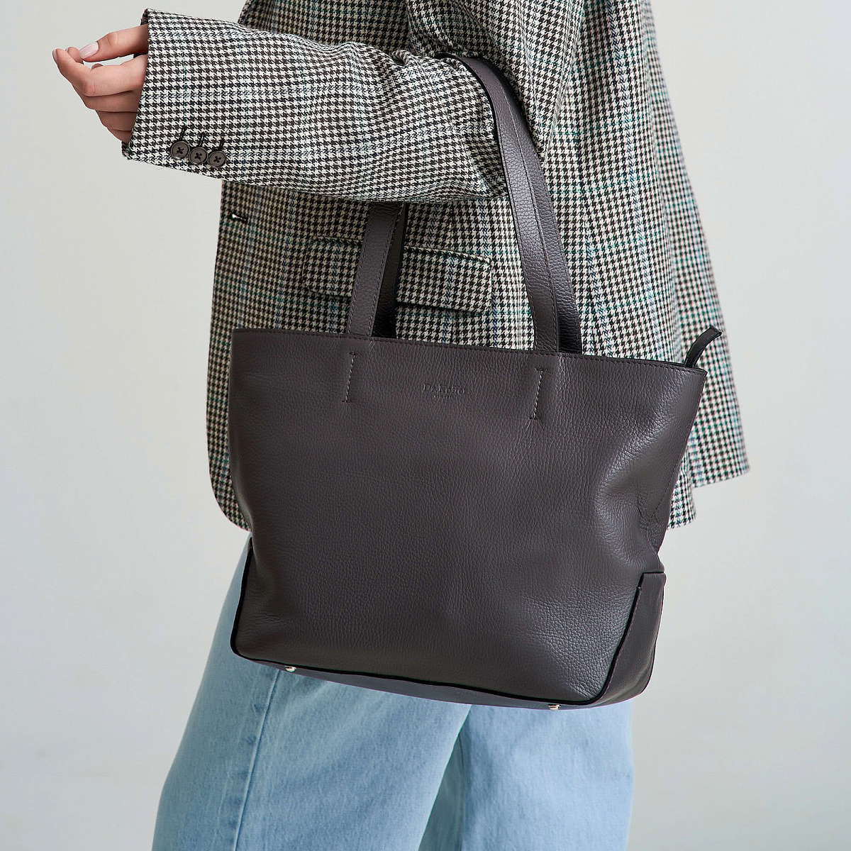 Женская сумка Dr. Koffer из натуральной кожи серая