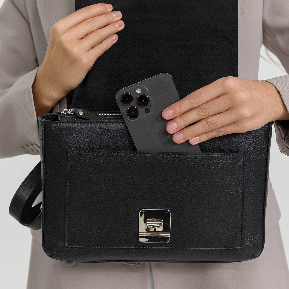 Женская сумка Dr. Koffer из натуральной кожи черная