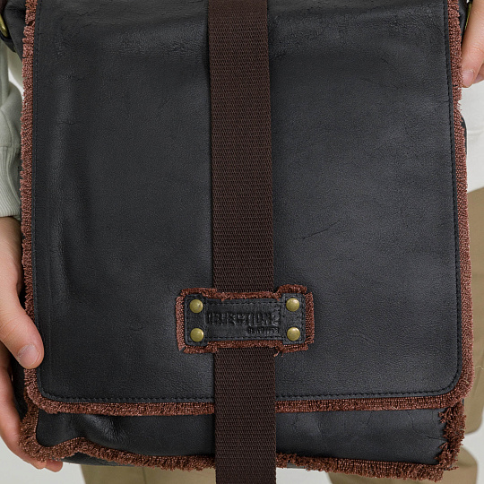 Сумка через плечо Dr.Koffer из натуральной кожи черная