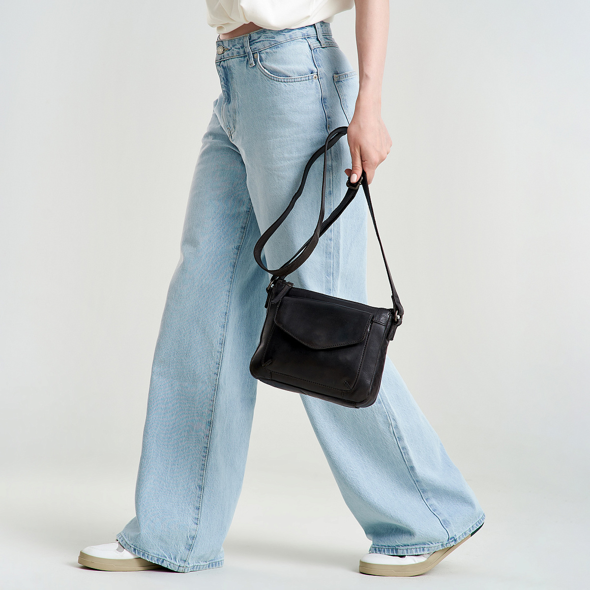 Сумка через плечо Dr.Koffer из натуральной кожи черная