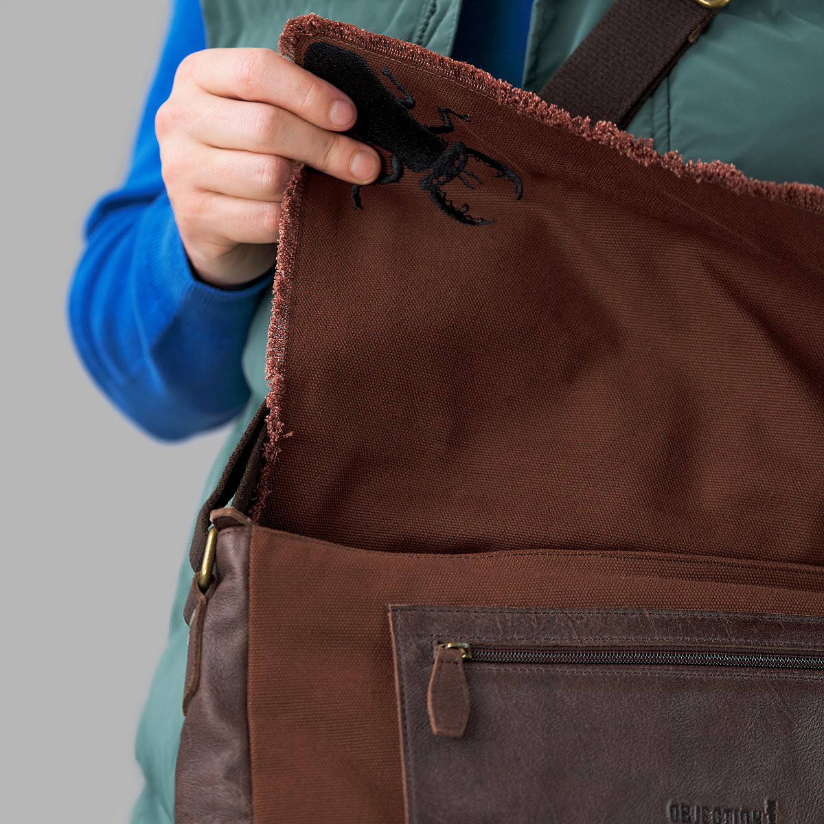 Сумка через плечо Dr.Koffer из натуральной кожи коричневая