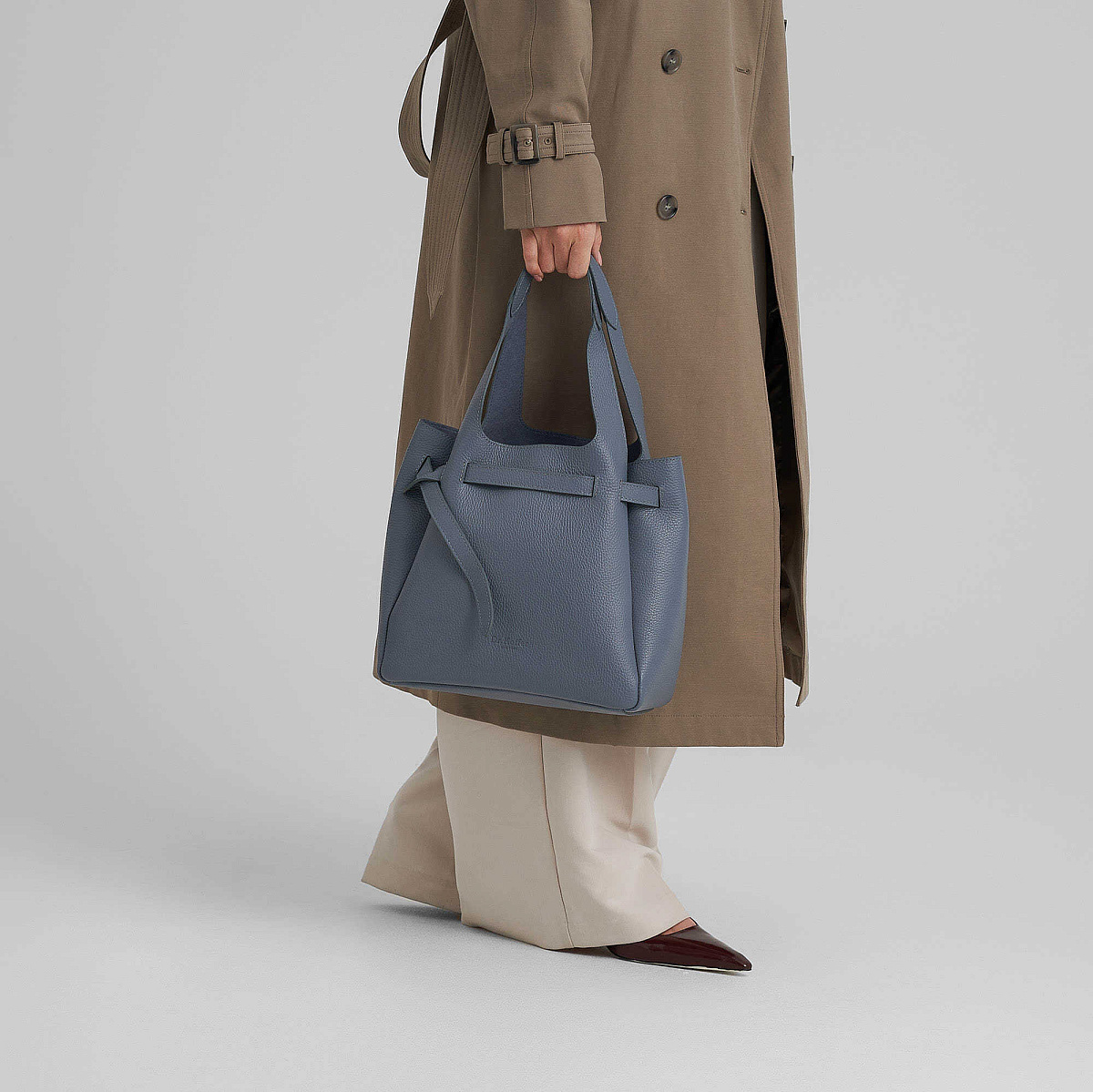 Женская сумка Dr. Koffer из натуральной кожи серая