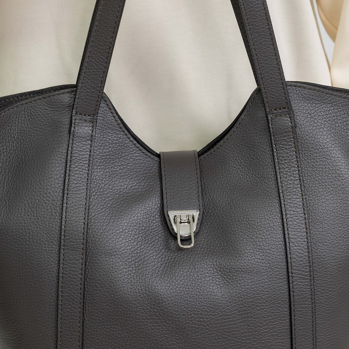 Женская сумка Dr. Koffer из натуральной кожи серая