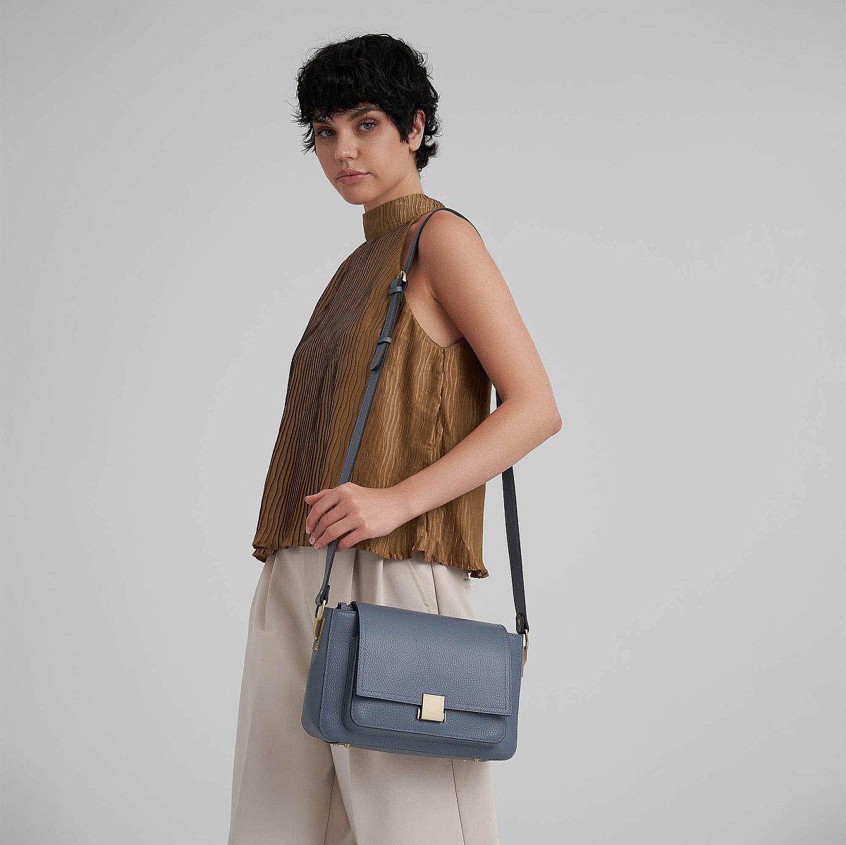 Женская сумка Dr. Koffer из натуральной кожи серая