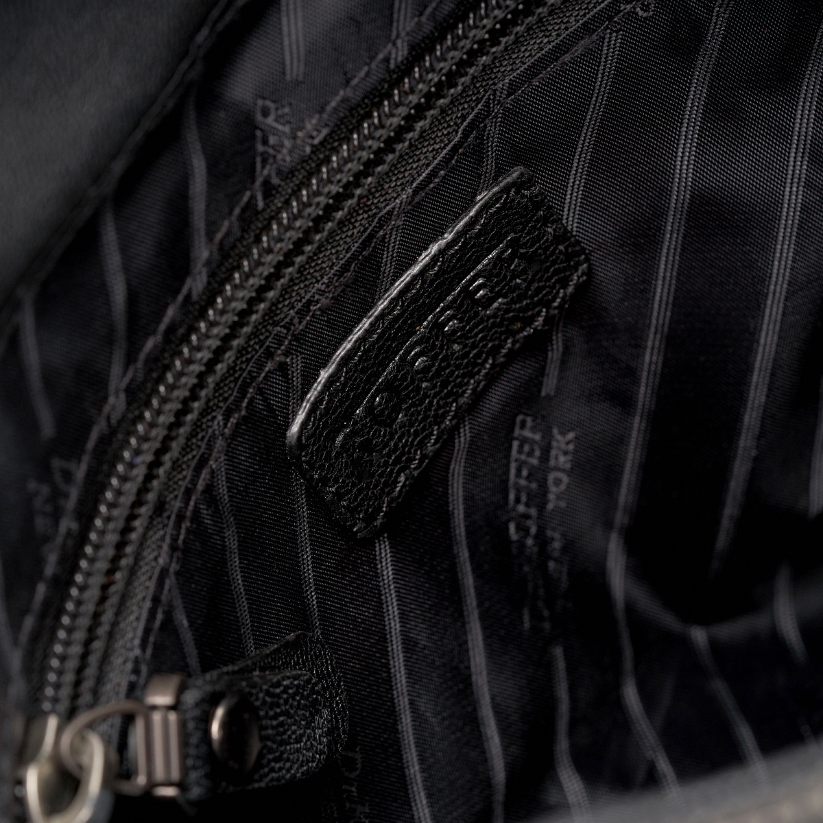 Сумка через плечо Dr.Koffer из натуральной кожи черная