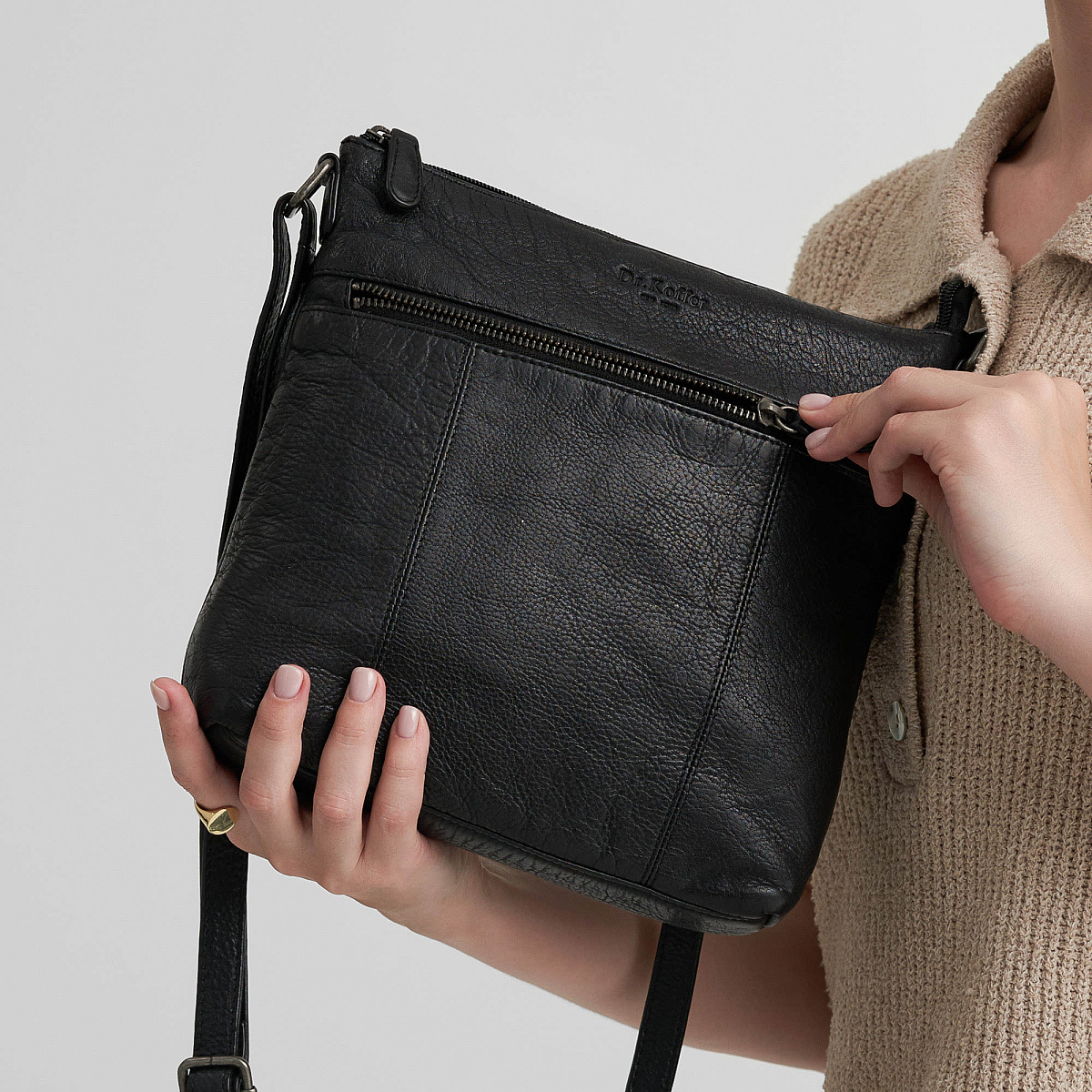 Сумка через плечо Dr.Koffer из натуральной кожи черная