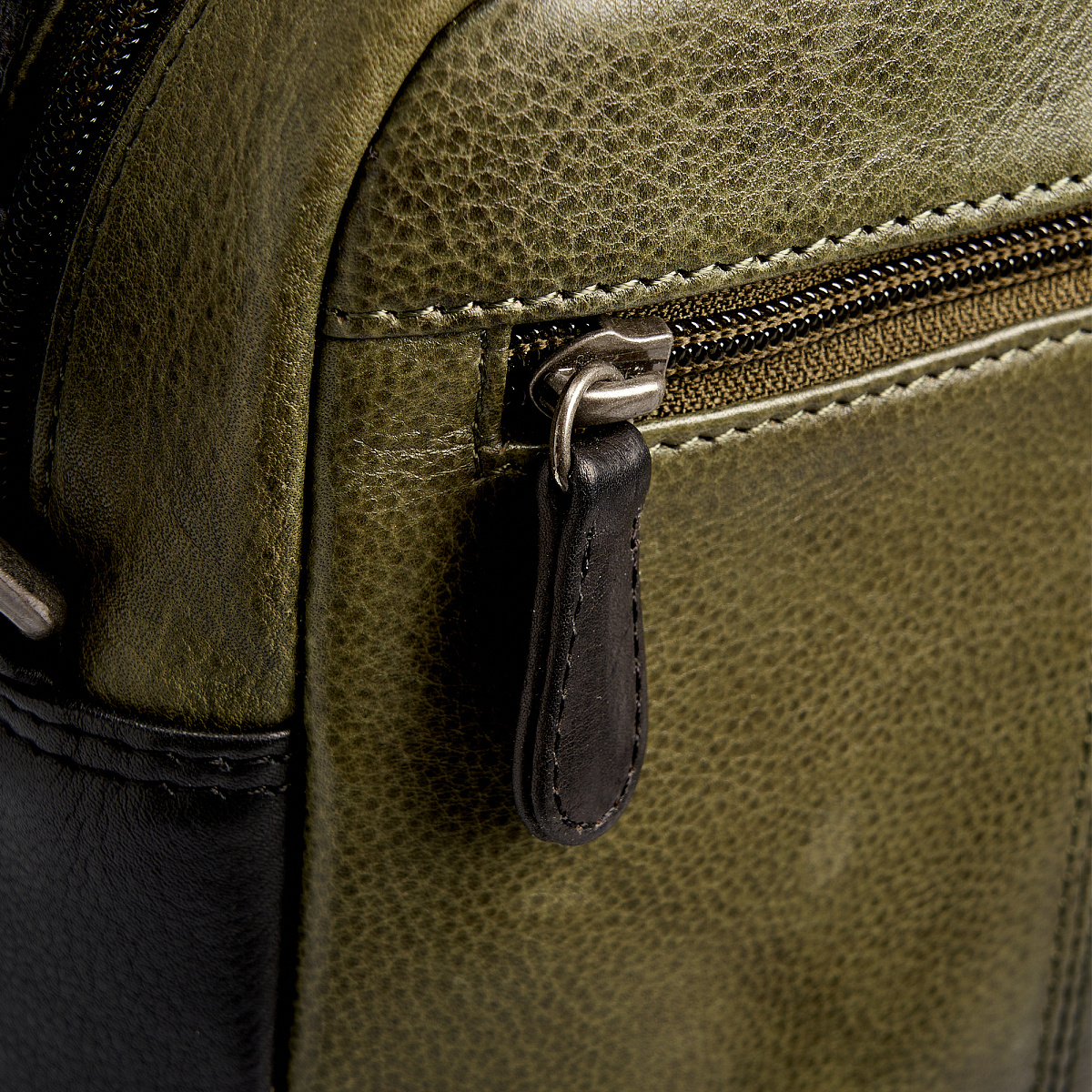 Сумка через плечо Dr.Koffer из натуральной кожи зеленая