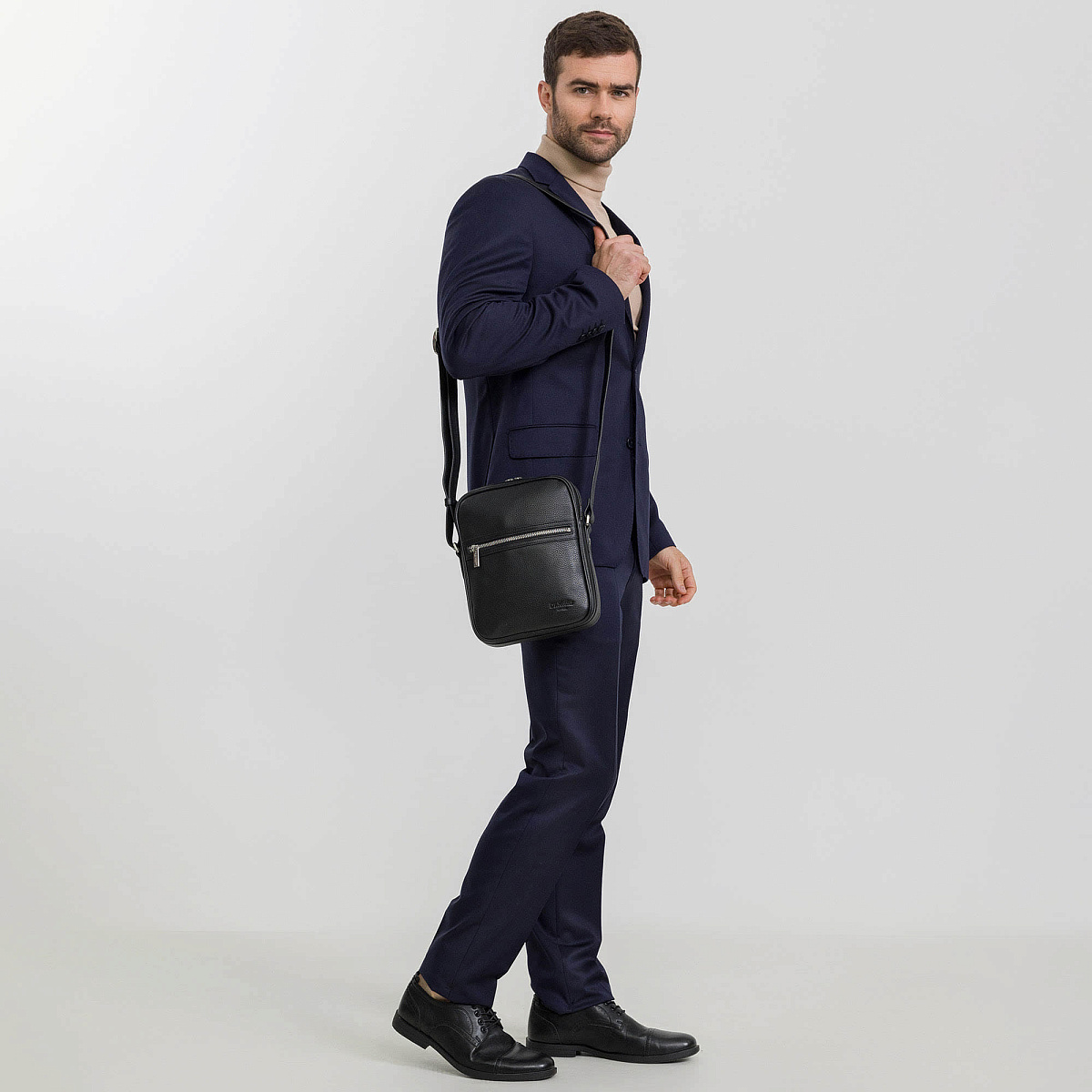 Сумка через плечо Dr.Koffer из натуральной кожи черная