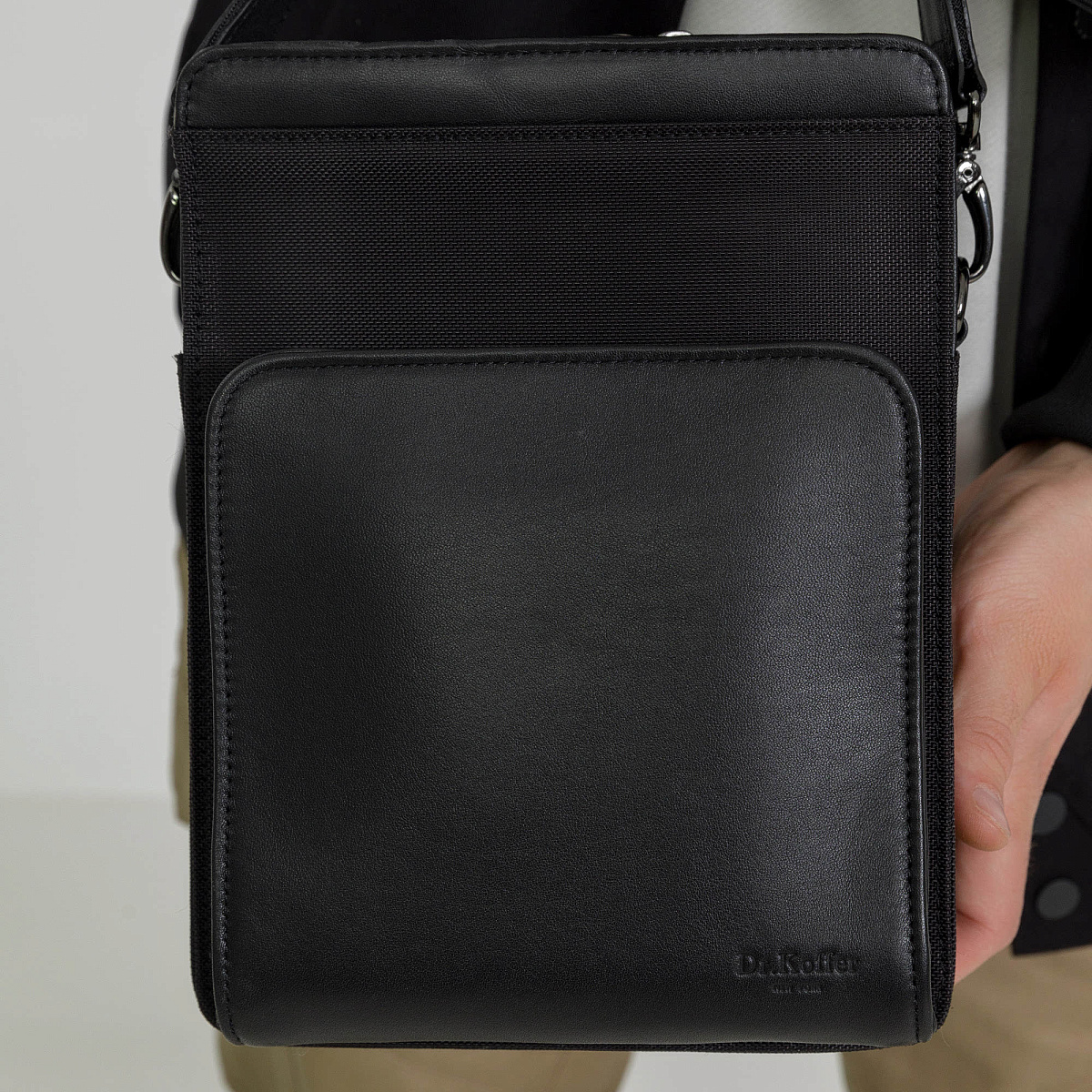 Сумка через плечо Dr.Koffer из натуральной кожи черная