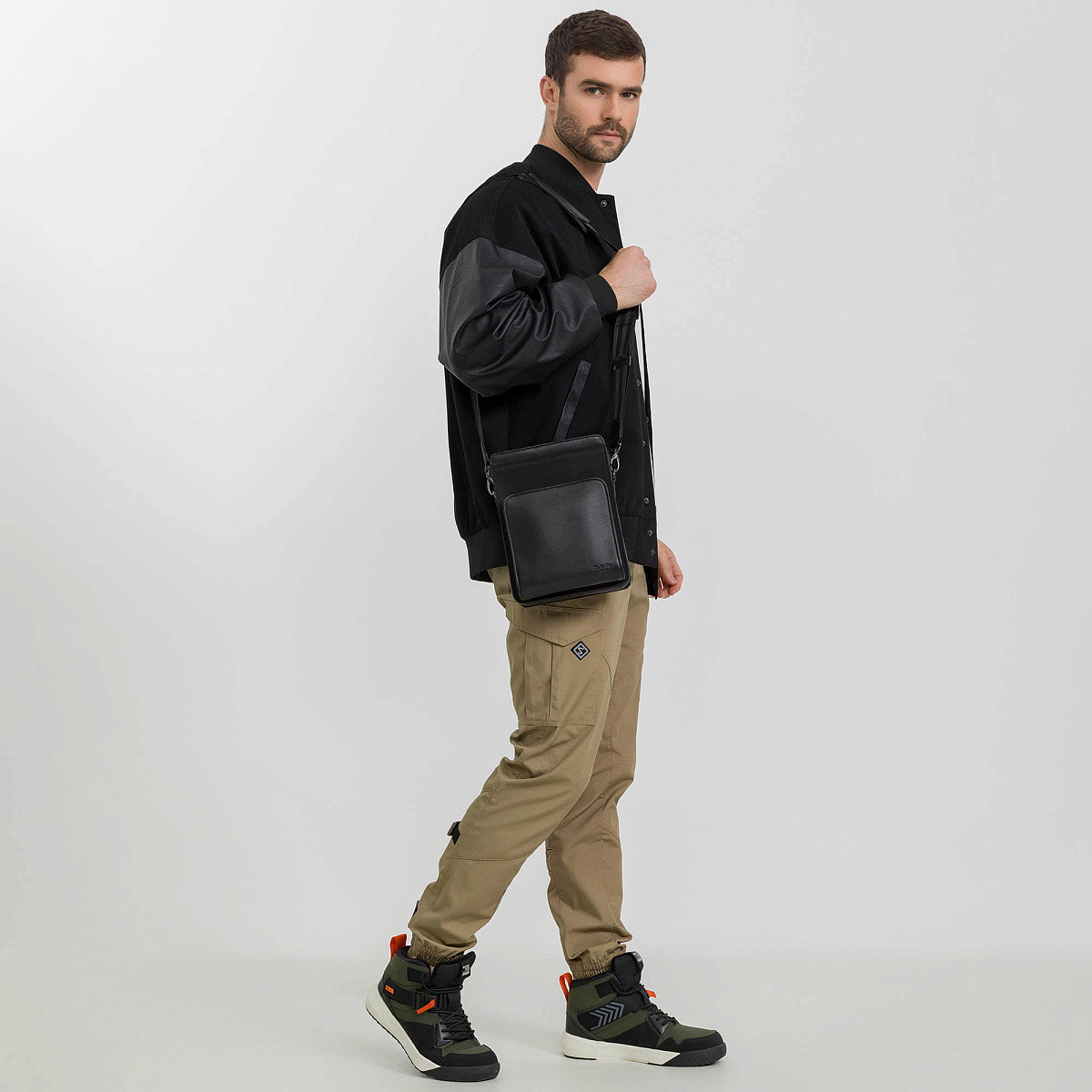 Сумка через плечо Dr.Koffer из натуральной кожи черная