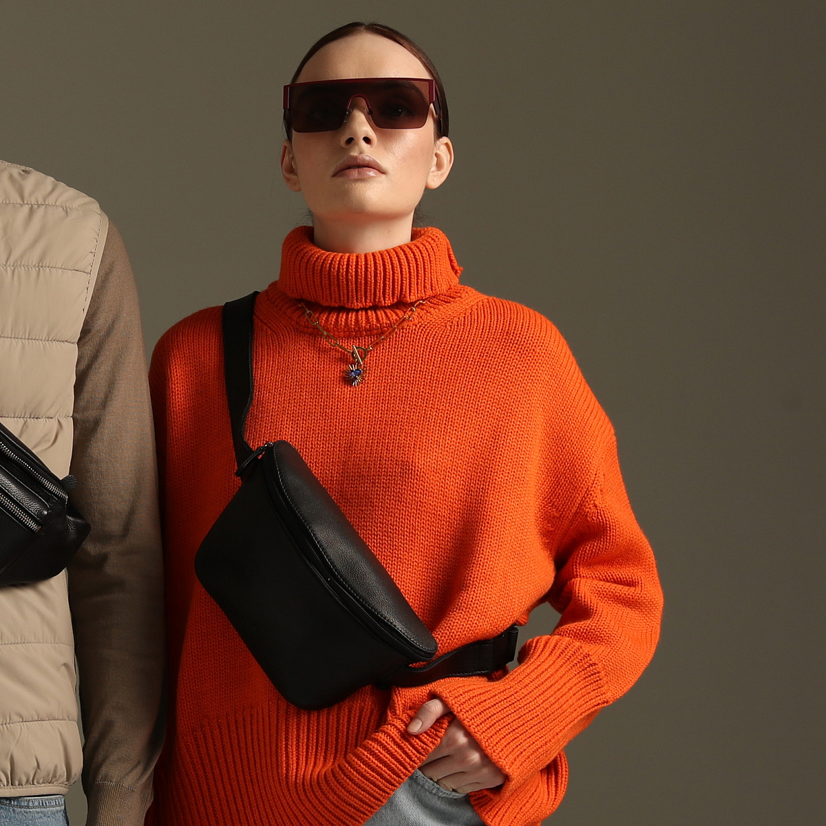 Сумка на пояс Dr. Koffer из натуральной кожи черная