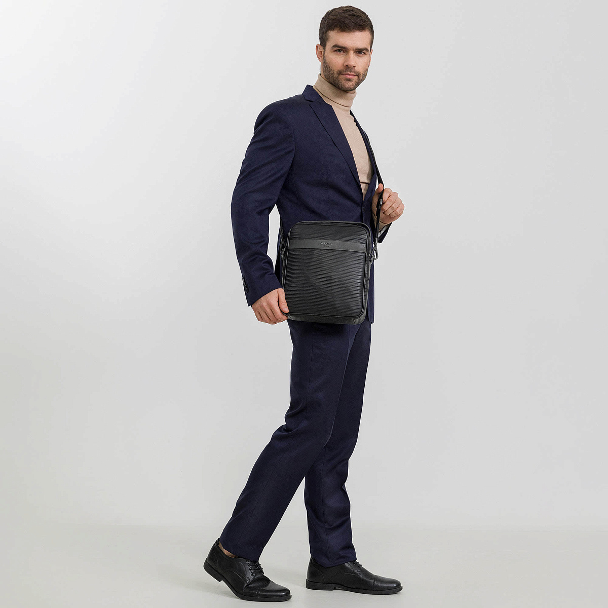 Сумка через плечо Dr.Koffer из натуральной кожи черная