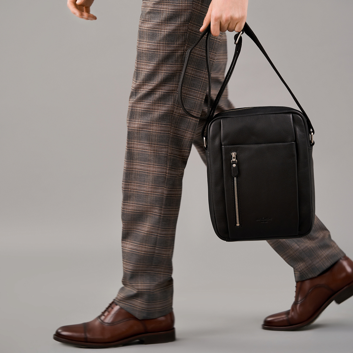 Сумка через плечо Dr.Koffer из натуральной кожи черная