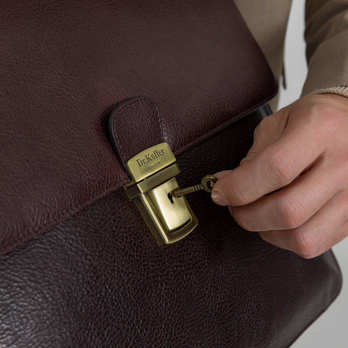 Портфель Dr.Koffer из натуральной кожи темно-коричневый