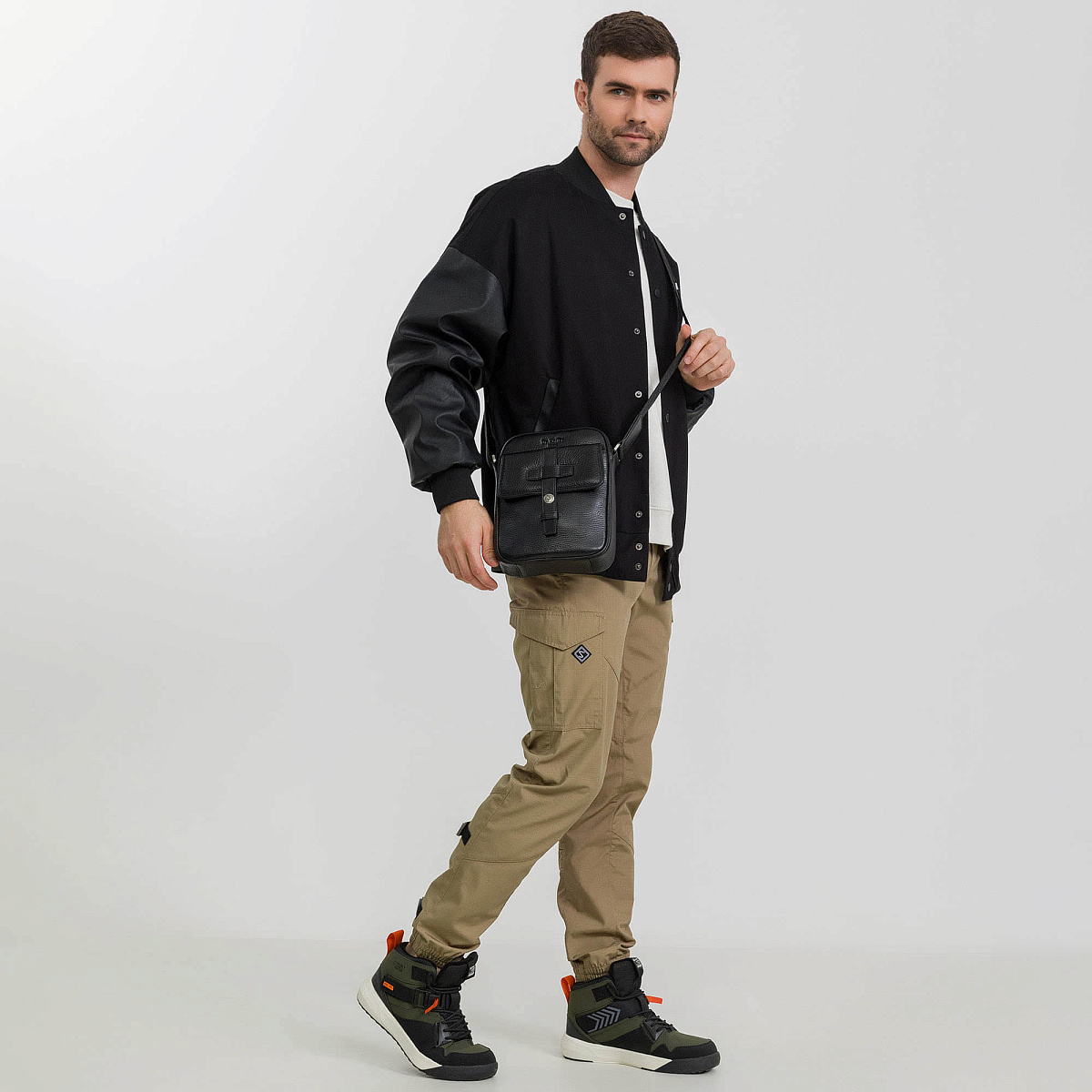 Сумка через плечо Dr.Koffer из натуральной кожи черная