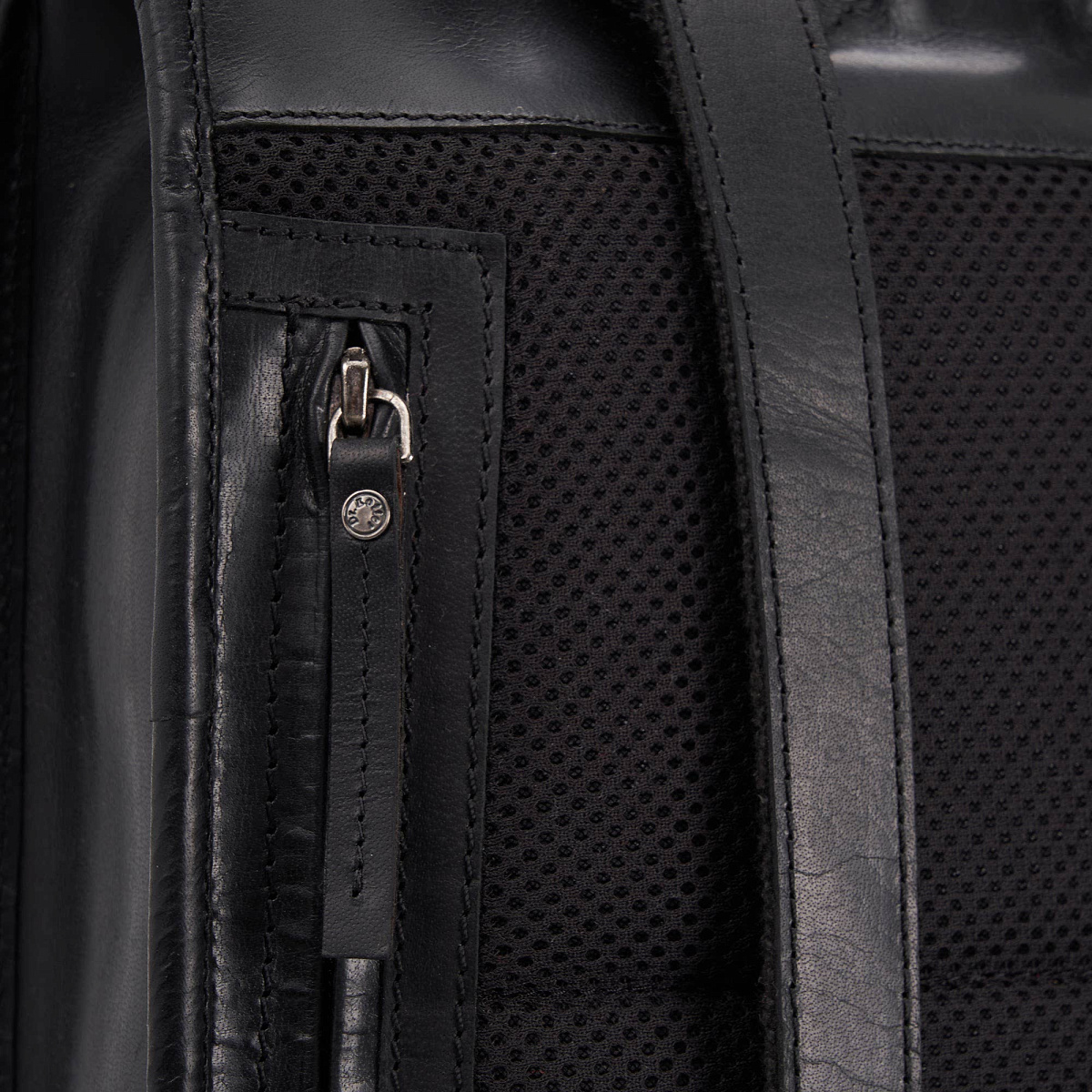 Рюкзак Dr.Koffer из натуральной кожи черный